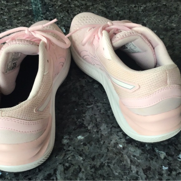 Like New ASICS Pretty Pink colour size 7 - Picture 3 of 5
